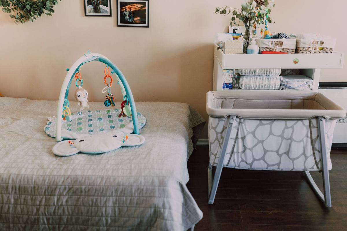 Chambre d'enfant avec lit, berceau, arch de jouets et bureau décoré Chambre d'enfant avec lit, berceau, arch de jouets et bureau décoré
