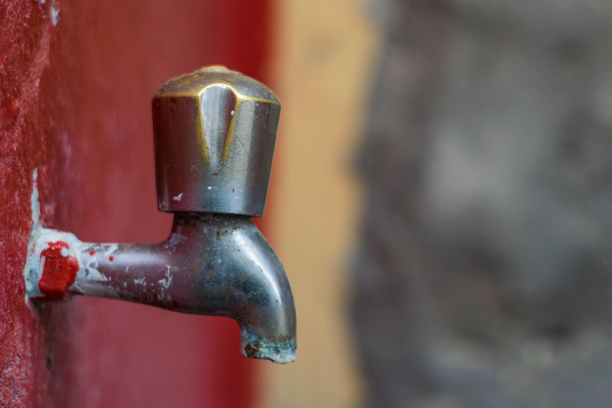 Système goutte-à-goutte branché sur une réserve d'eau Système goutte-à-goutte branché sur une réserve d'eau