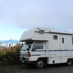 véhicule de tourisme avec toit relevé garé en plein air