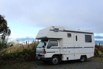 véhicule de tourisme avec toit relevé garé en plein air