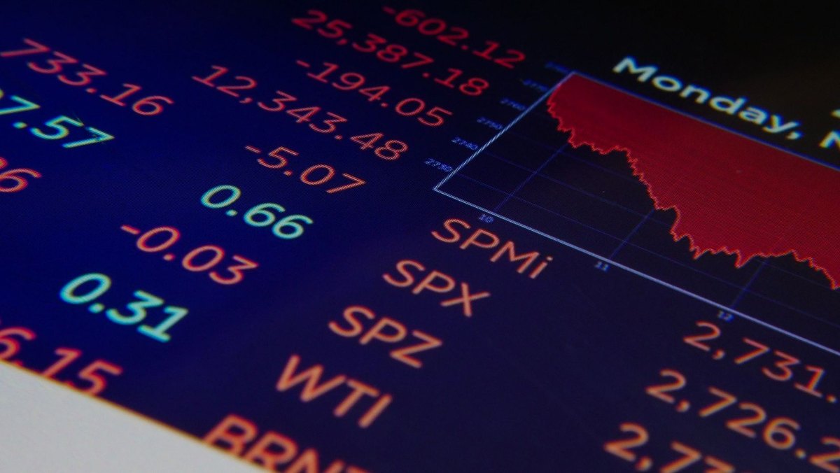 Écran montrant des données financières en temps réel avec graphique en baisse Écran montrant des données financières en temps réel avec graphique en baisse