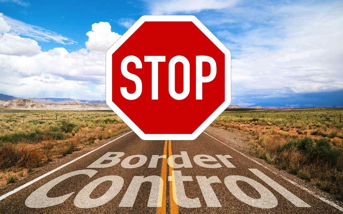 Un panneau stop sur une route désertique avec texte border control Un panneau stop sur une route désertique avec texte border control