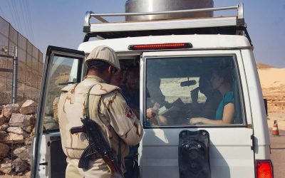 Un militaire ouvre la porte d'un véhicule à un occupant à l'intérieur