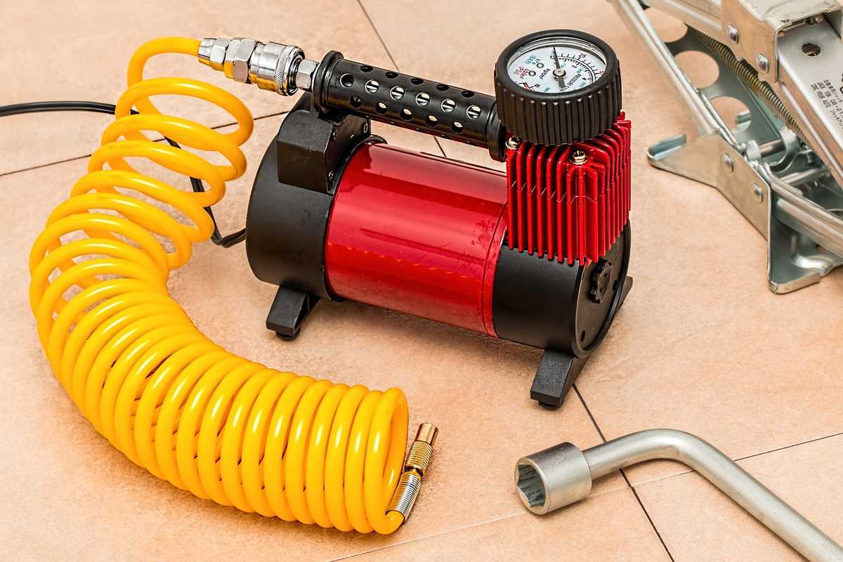 Pompe à air et accessoires sur un sol en carreaux