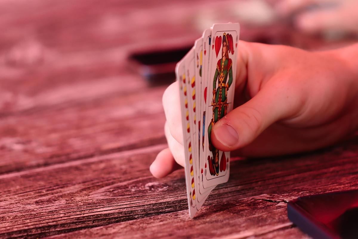 Des cartes à jouer et des dés posés sur une table en bois Des cartes à jouer et des dés posés sur une table en bois